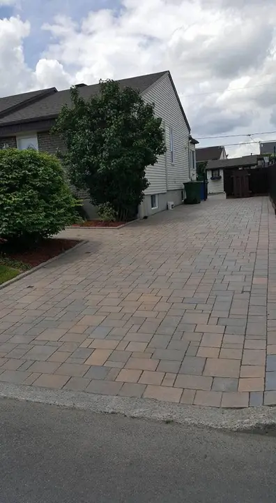 Entrée, pavé tons terre