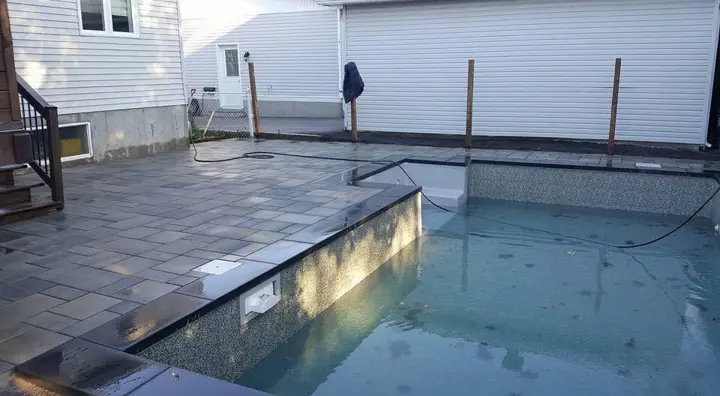 Piscine et dalles grises