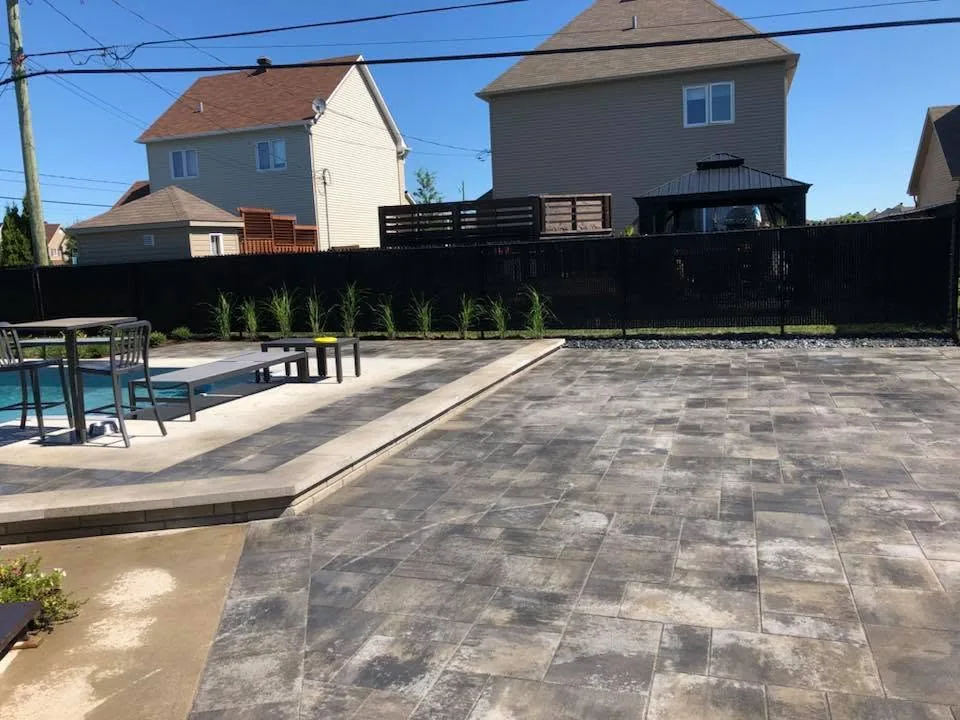 Grande cour de piscine en pavé gris charbon
